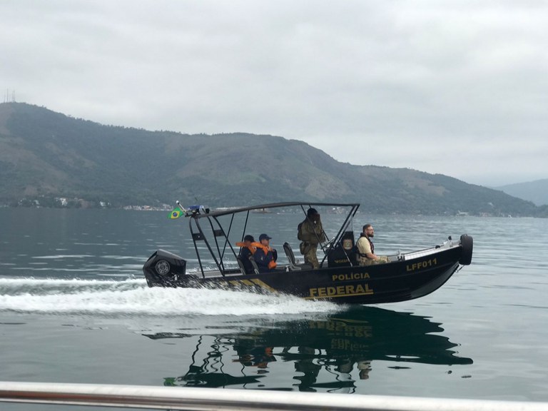 Ação conjunta apreende sete veleiros piratas em Angra dos Reis