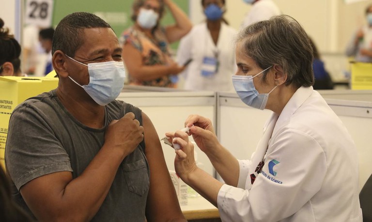 Aumento de casos da covid-19 reforça importância de manter vacinação em dia