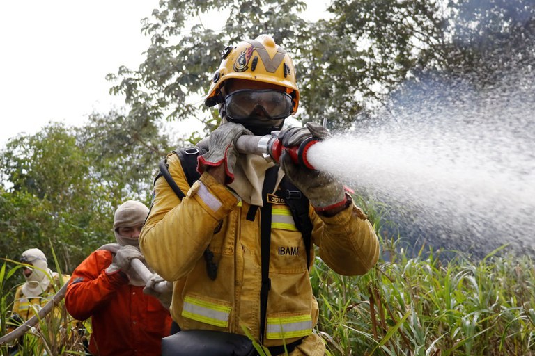 Brasil leva missão humanitária contra incêndios na faixa de fronteira com Bolívia