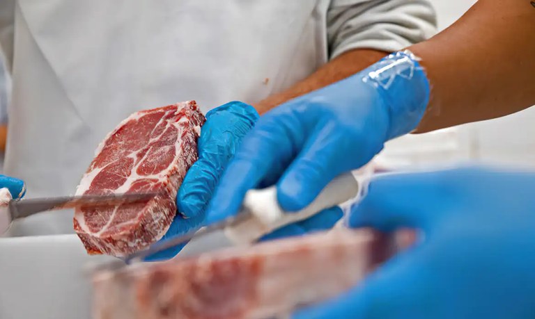 Produção de carne suína e de frango devem atingir novo recorde em 2025