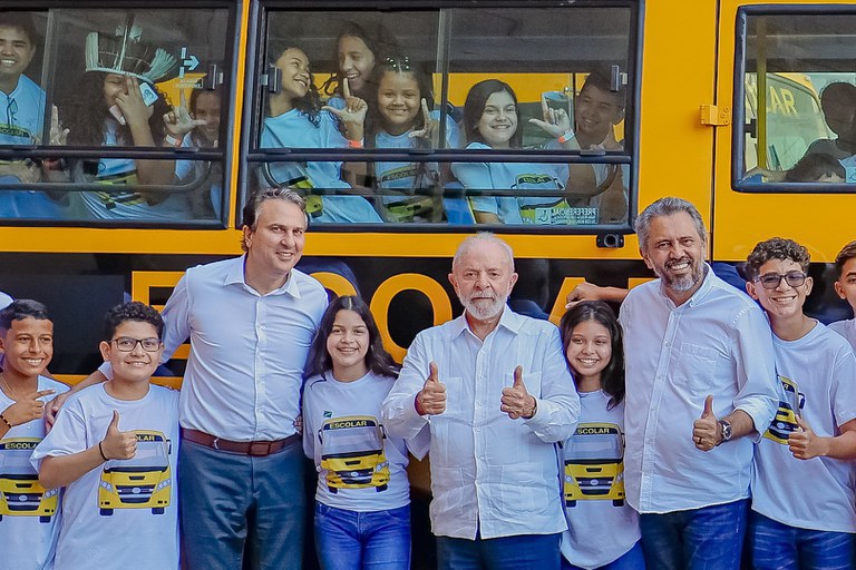 “Estamos cumprindo com a obrigação de cuidar do povo”, diz Lula sobre entrega de 113 novos ônibus escolares ao Ceará