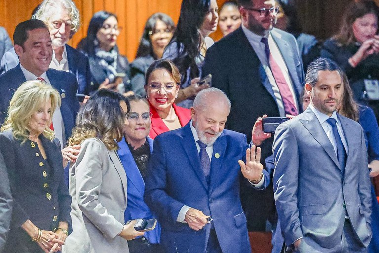 'Política é coisa de mulher', diz Lula em posse da presidenta do México Claudia Sheinbaum