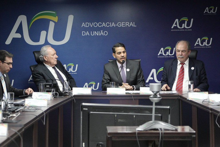 BNDES e AGU assinam cooperação para estudos que fortaleçam a democracia