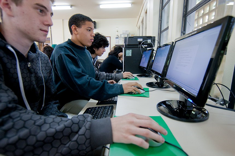 Com R$ 65 mi do BNDES, 181 novas torres de internet vão atender 124 favelas