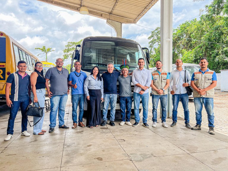 DNIT faz entrega de ônibus para comunidades indígenas como parte de acordo