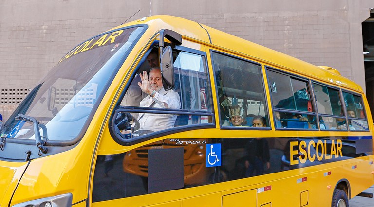 Na Bahia, Lula anuncia recursos para novas creches e mais ônibus escolares