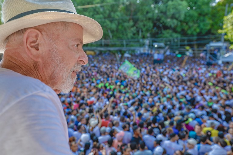 Presidente Lula  participa da procissão do Círio de Nazaré. Assista