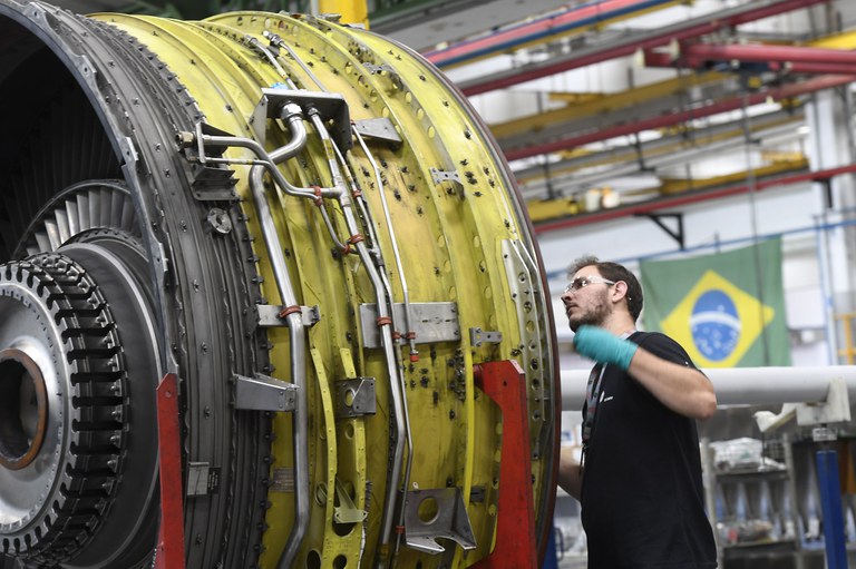 Produção industrial mantém crescimento, supera ano passado e acumula 3% até agosto