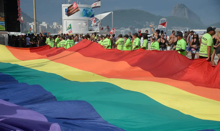 Protegendo a comunidade LGBTQIAPN+: a urgente necessidade de ação contra o ódio on-line