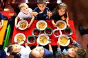 Governos e parceiros se comprometem a dobrar as merendas escolares para crianças nos países mais afetados até 2030