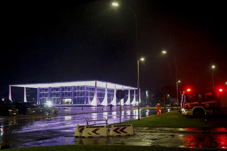 Polícia Federal vai investigar explosões em Brasília, afirma Levandowski