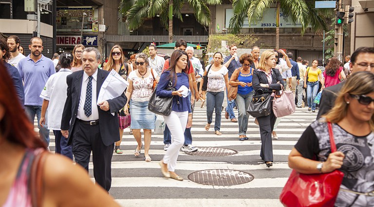 Taxa de desocupação cai de novo e 3° trimestre registra melhor resultado desde 2012