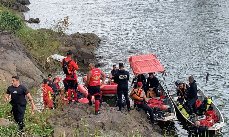 Mergulhadores da Marinha e do Corpo de Bombeiros localizam mais duas vítimas do desabamento de ponte