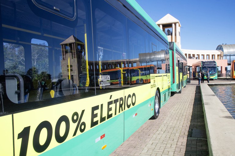 Com R$ 380 mi do Fundo Clima, BNDES financia aquisição de 54 ônibus elétricos em Curitiba