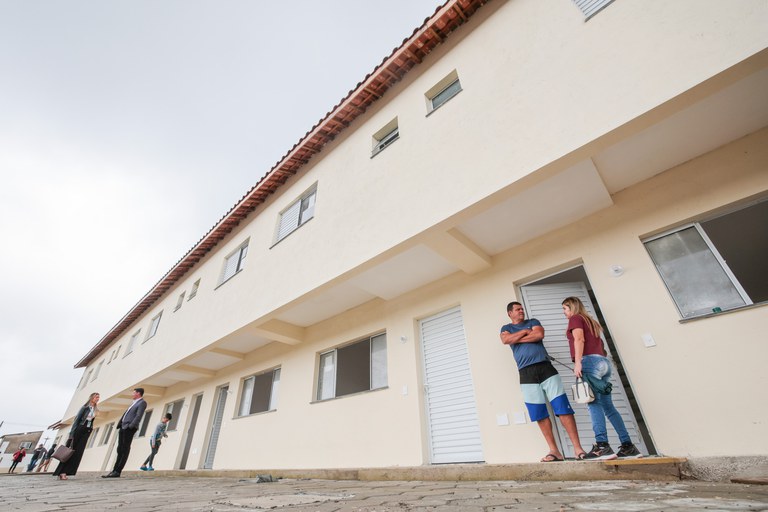 Famílias de Praia Grande (SP) recebem as chaves de suas moradias do Minha Casa, Minha Vida