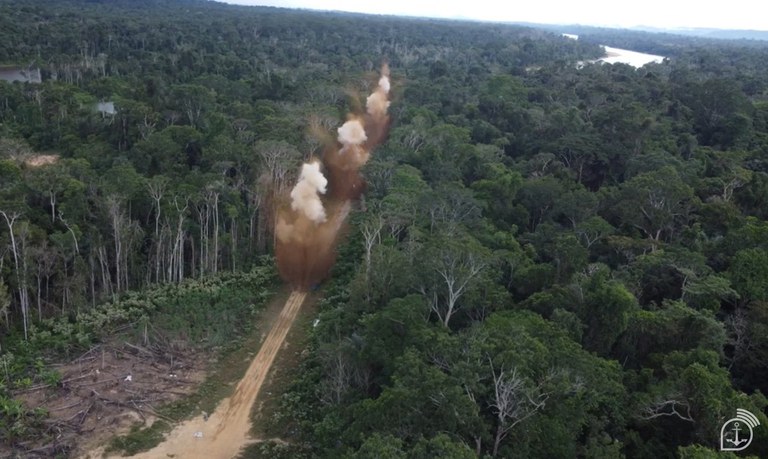 Operação "Catrimani II" inutiliza pista de pouso clandestina na região de garimpo Mucuim, na Terra Indígena Yanomami