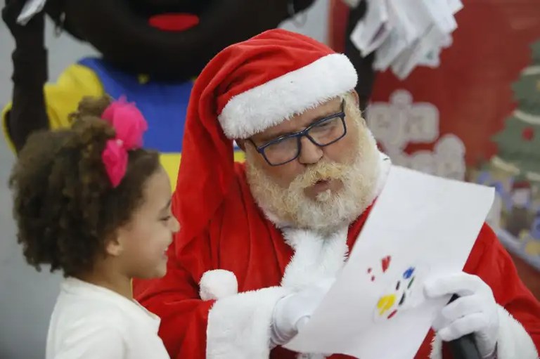 Saiba como adotar uma cartinha do Papai Noel dos Correios em 2024