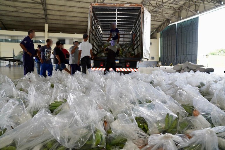 Distribuição de alimentos na Terra Indígena Yanomami