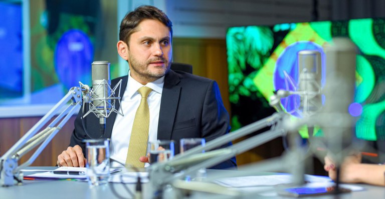 Ministro celebra lei que oficializa Dia Nacional do Rádio: 'Relevância histórica'