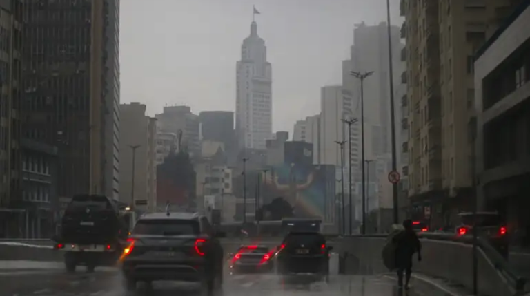 Moradores de São Paulo foram avisados de forte chuva na cidade pelo Defesa Civil Alerta