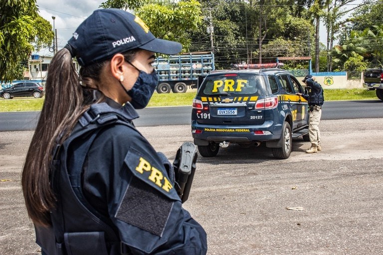 PRF realiza apreensões e prisões durante fiscalizações no Acre