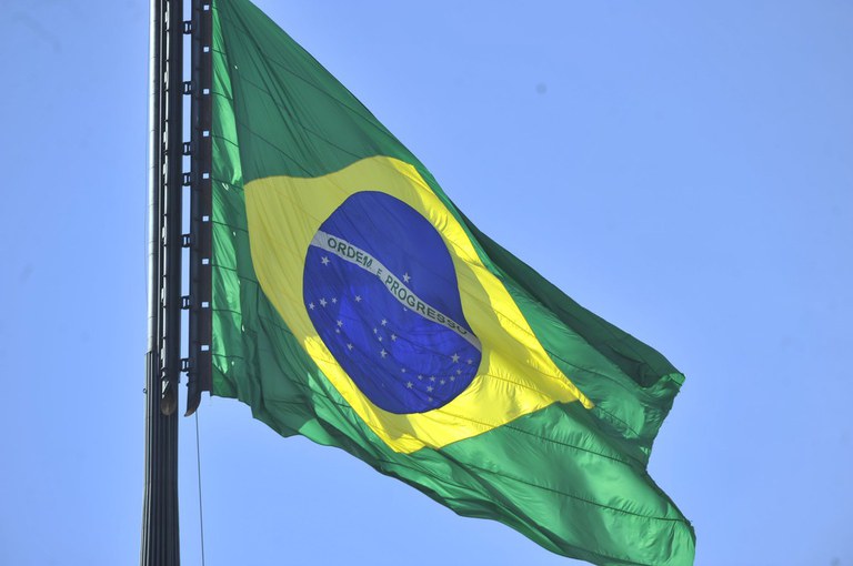 Primeira troca da Bandeira de 2025, na Praça dos Três Poderes, ocorre neste domingo (19)