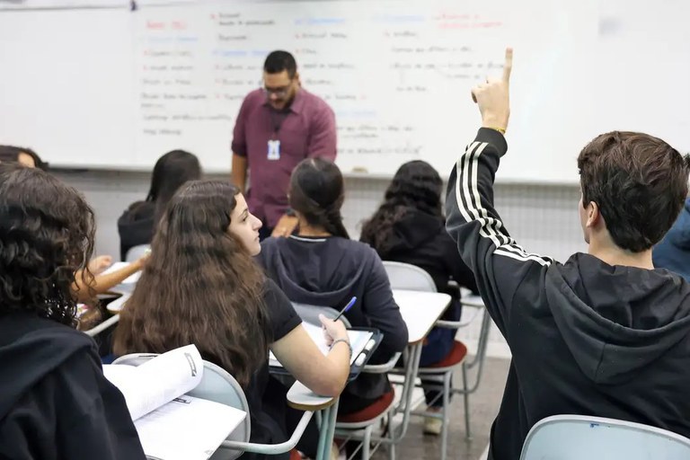 Programa Mais Professores para o Brasil beneficiará 50 milhões de docentes e estudantes. Assista