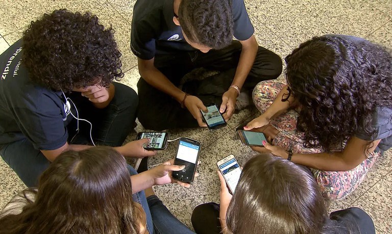 Webinário vai orientar sobre uso de celulares nas escolas. Saiba como participar