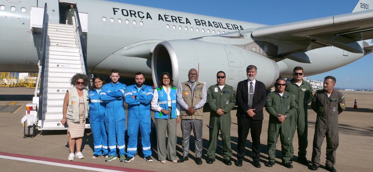 Força Nacional do SUS realiza 124 atendimentos médicos em voo de brasileiros deportados dos EUA Força Nacional do SUS realiza 124 atendimentos médicos em voo de brasileiros deportados dos EUA