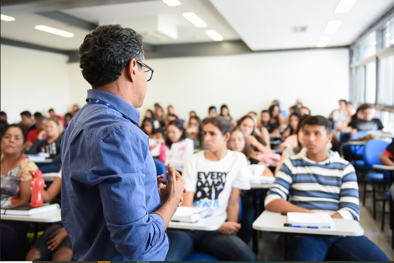 MEC garante assistência para alunos permanecerem na graduação MEC garante assistência para alunos permanecerem na graduação