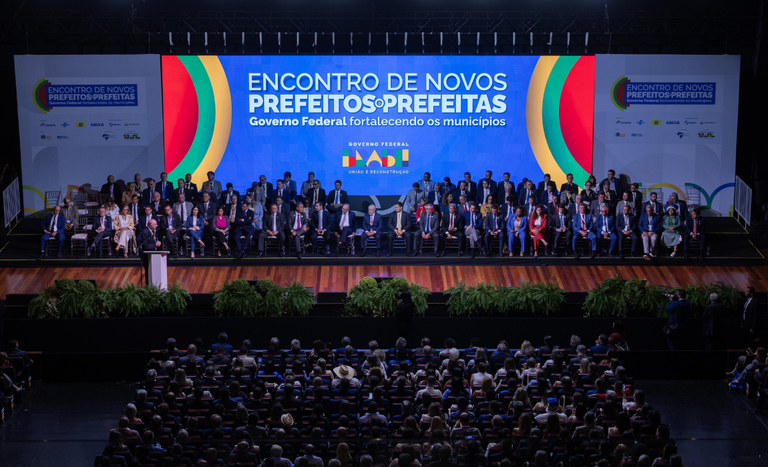 Ministro Carlos Fávaro participa da abertura do Encontro de Novos Prefeitos e Prefeitas