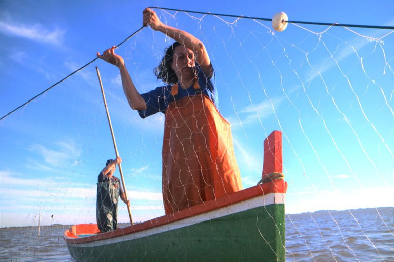 Viviani, pescadora da Lagoa dos Patos, é uma das estrelas do Prêmio Mulheres das Águas Viviani, pescadora da Lagoa dos Patos, é uma das estrelas do Prêmio Mulheres das Águas