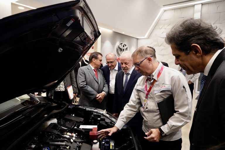 Lula e ministros em visita à Toyota (Foto: Cadu Gomes/VPR)