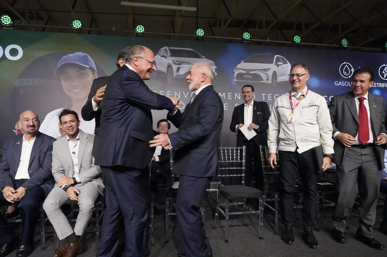 Em visita à Toyota, Alckmin celebra investimentos de R$ 11,5 bi. 'A indústria voltou no País' Em visita à Toyota, Alckmin celebra investimentos de R$ 11,5 bi. 'A indústria voltou no País'
