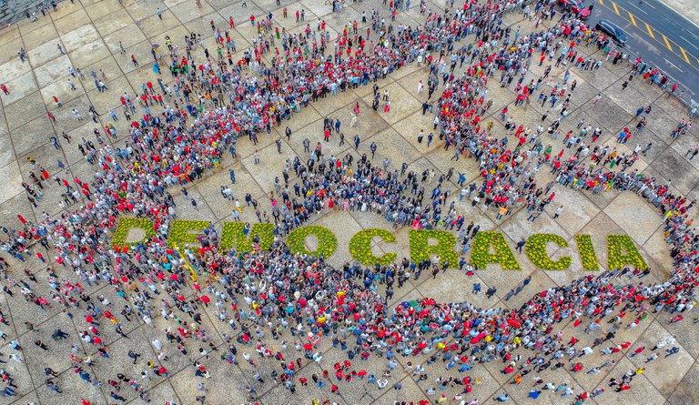 'Hoje é dia de homenagear todos os brasileiros que lutaram pela redemocratização do Brasil', diz Lula