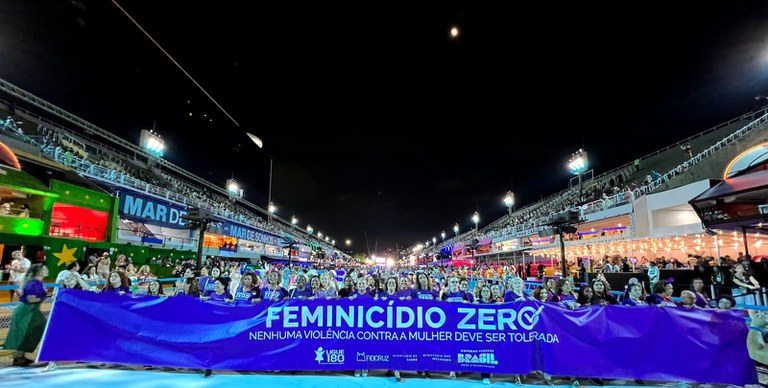 Ministério das Mulheres abre desfile das campeãs do Rio com a ala do Feminicídio Zero