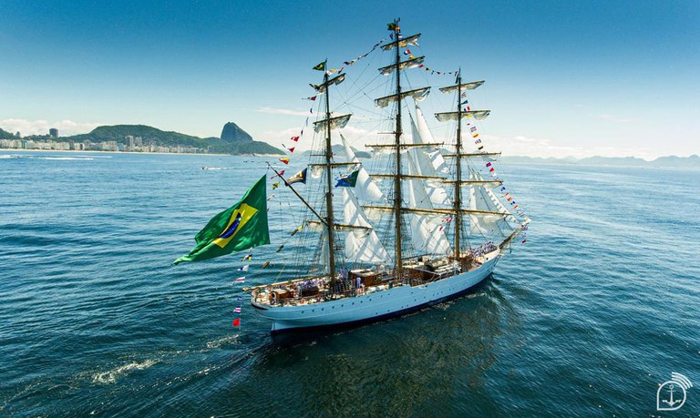 Navio da Marinha conhecido como "Embaixada Brasileira no Mar" completa 25 anos