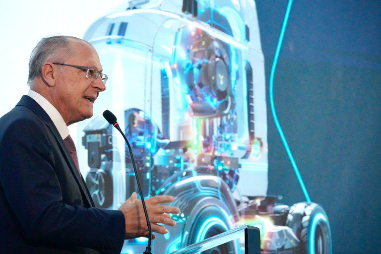 Alckmin ressalta fortalecimento da indústria em feira automotiva Alckmin ressalta fortalecimento da indústria em feira automotiva