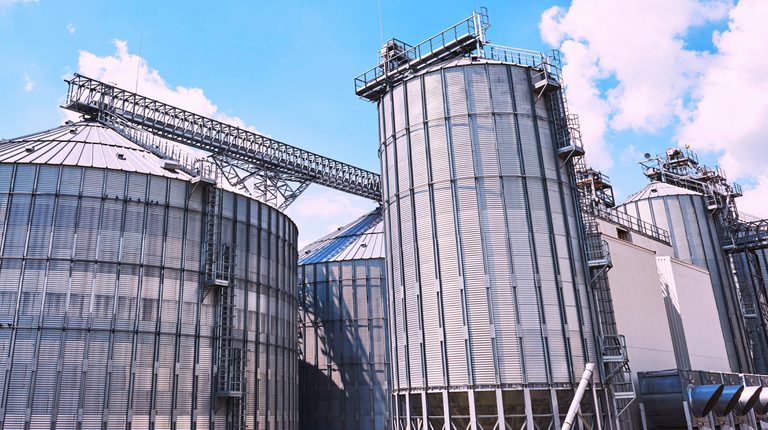 Com R$ 2,6 bi do BNDES, investimento em armazenagem é o maior desde 2013 Com R$ 2,6 bi do BNDES, investimento em armazenagem é o maior desde 2013