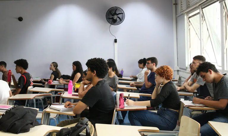 Veja como a nota do Enem dá acesso ao ensino superior. E como pedir isenção da taxa de inscrição Veja como a nota do Enem dá acesso ao ensino superior. E como pedir isenção da taxa de inscrição