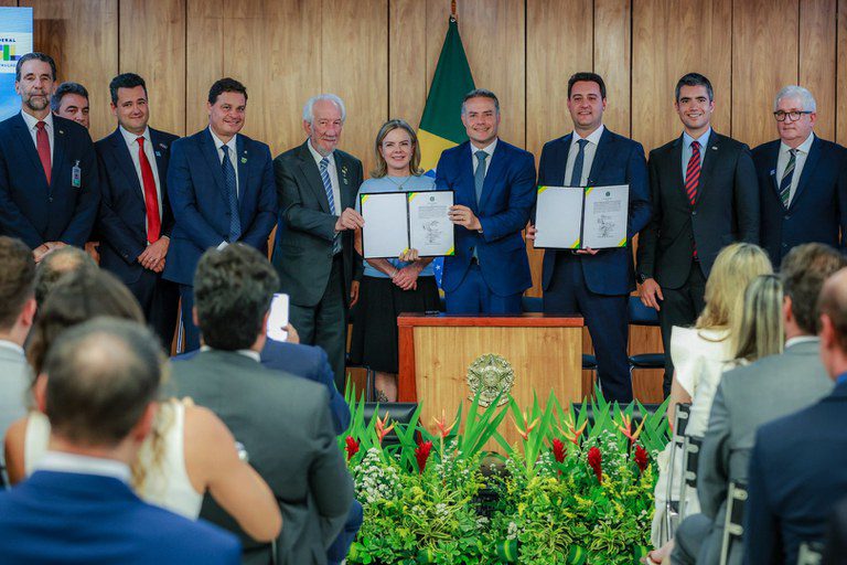 Governo Federal assina contratos de concessão de rodovias do Paraná Governo Federal assina contratos de concessão de rodovias do Paraná