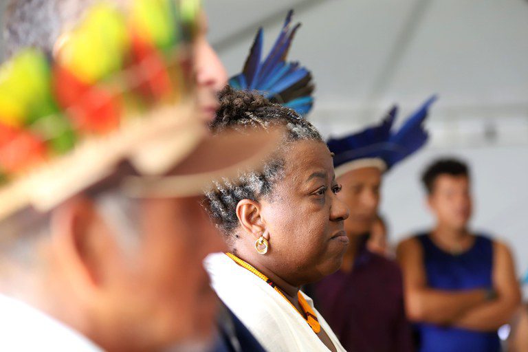 Ministra Macaé Evaristo defende apoio aos povos indígenas em visita ao Acampamento Terra Livre Ministra Macaé Evaristo defende apoio aos povos indígenas em visita ao Acampamento Terra Livre