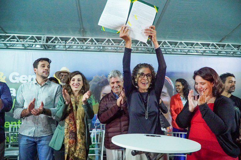 Paulo Teixeira inaugura assentamento no Vale do Paraíba, em São Paulo Paulo Teixeira inaugura assentamento no Vale do Paraíba, em São Paulo