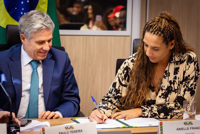 MIR, MDA e Incra assinam portaria conjunta que institui Plano de Ação da Agenda Nacional de Titulação Quilombola MIR, MDA e Incra assinam portaria conjunta que institui Plano de Ação da Agenda Nacional de Titulação Quilombola