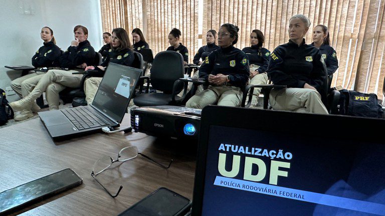 PRF forma primeira turma de policiais habilitados para o uso da Taser 10 PRF forma primeira turma de policiais habilitados para o uso da Taser 10