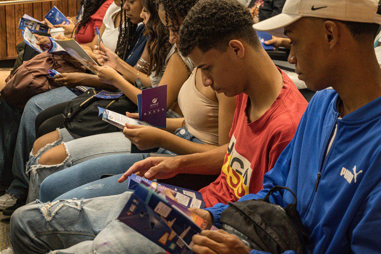 Programa Asas para Todos leva 227 jovens para conhecer aeroportos pelo Brasil Programa Asas para Todos leva 227 jovens para conhecer aeroportos pelo Brasil