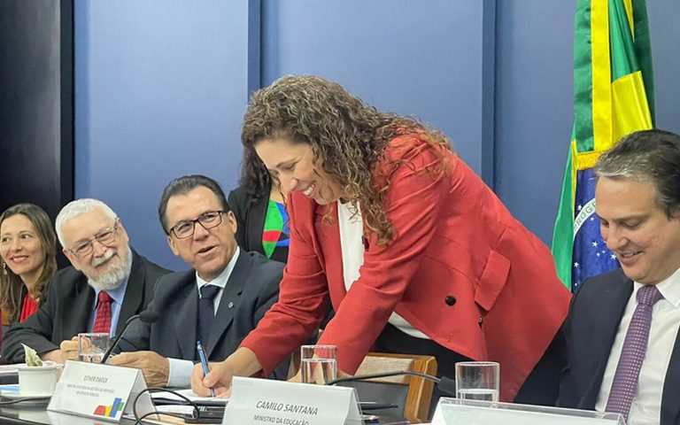 Reajustes dos trabalhadores do serviço público federal injetarão R$ 16 bil na economia Reajustes dos trabalhadores do serviço público federal injetarão R$ 16 bil na economia