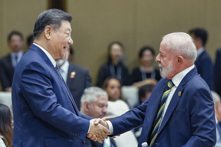 Lula: 'Apoio chinês é decisivo para tirar do papel rodovias, ferrovias, portos e linhas de transmissão' Lula: 'Apoio chinês é decisivo para tirar do papel rodovias, ferrovias, portos e linhas de transmissão'