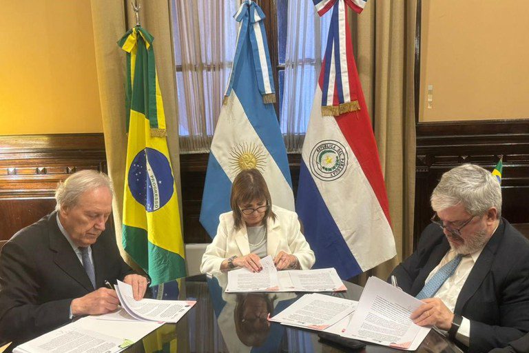 Acordo de cooperação policial entre Brasil, Argentina e Paraguai visa reforçar segurança na Tríplice Fronteira Acordo de cooperação policial entre Brasil, Argentina e Paraguai visa reforçar segurança na Tríplice Fronteira
