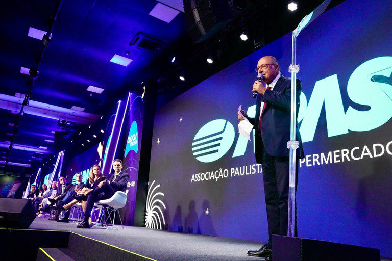Alckmin celebra aumento dos empregos e da renda e destaca fortalecimento da indústria Alckmin celebra aumento dos empregos e da renda e destaca fortalecimento da indústria